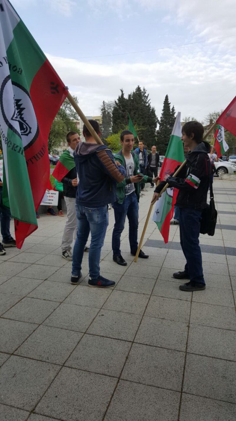 50 викаха „Перата вън“ и „Цацаров талибан“ пред Бургаския съд (Снимки) - E-Burgas.com